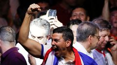 El economista Santiago Pea celebra su victoria en las elecciones presidenciales de este domingo en Paraguay.