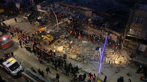 Bomberos y equipos de rescate ante los escombros de un edificio que se derrumb en Estambul (Turqua).