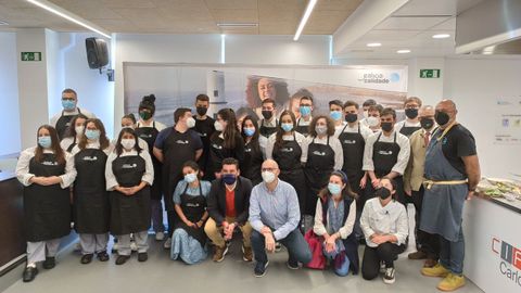 Foto de familia de los participantes en la segunda sesión de las Aulas Gastronómicas Galicia Calidade, una clase magistral dirigida por María Varela, de A Parada das Bestas