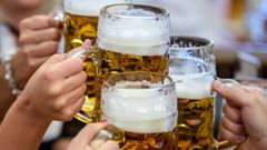 Varios participantes en el Oktoberfest de Mnich con jarras de cervezas