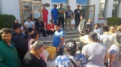 Un grupo de residentes en las chabolas de As Lamas fueron este jueves al Ayuntamiento para reclamar que les devuelvan el suministro elctrico