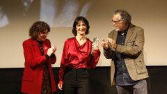 Ana Torrent, con el galardón de Cineuropa, junto a la alcaldesa de Santiago, Goretti Sanmartín, y al director del certamen, José Luis Losa, este jueves en la gala.