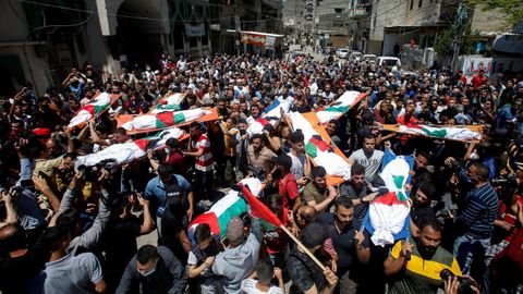 Funeral por un grupo de vtimas dos bombardeos na Franxa de Gaza