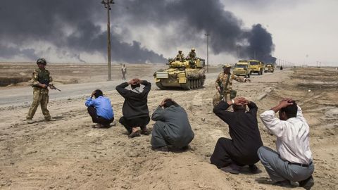 Tropas británicas detienen a miembro de una milicia iraquí en Basora, en marzo del 2003.