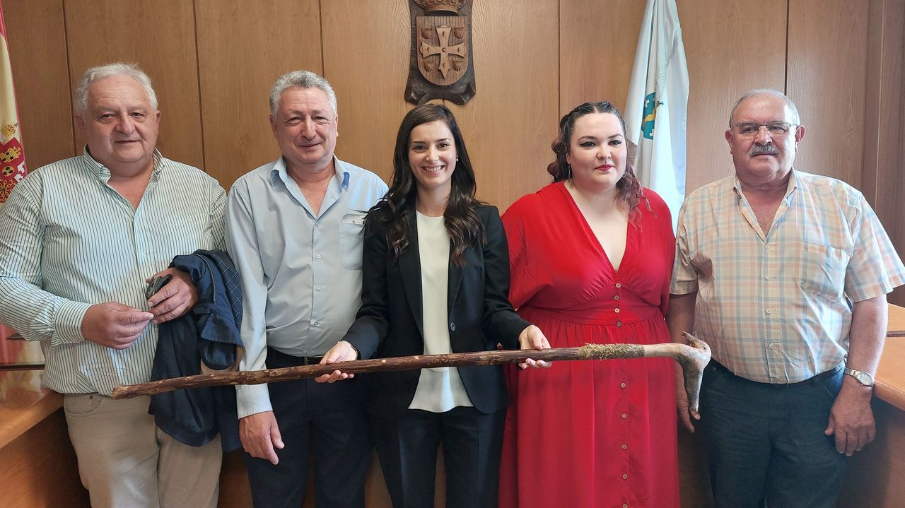 La investidura de Chus López en imágenes.Manuel Requeijo, colocando la medalla de representante de la corporación a la concejala del PSOE, Jennifer Gómez.