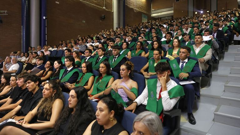 Triple graduación de estudiantes de la facultad más grande del campus de Pontevedra