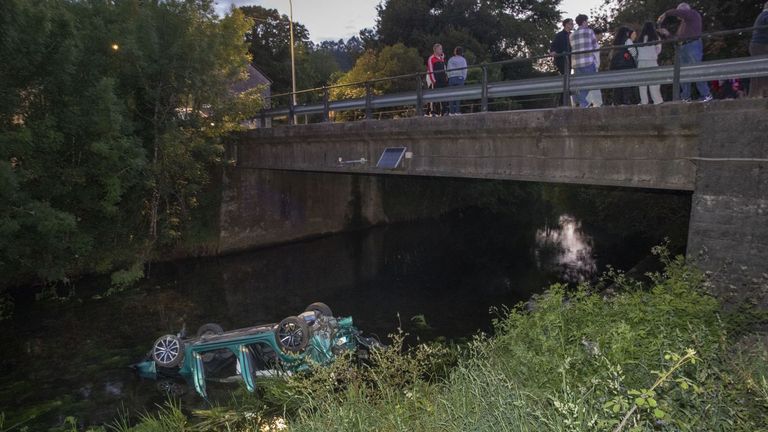 Cuatro heridos en un accidente de tráfico en Negreira, entre ellos dos niños de corta edad que viajaban con su padre en un coche que cayó al río Barcala