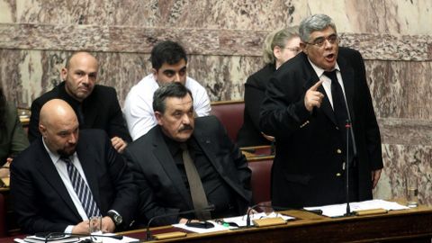 El lder griego del partido de ultraderecha Golden Dawn Nikos Michaloliakos (d) habla en una sesin plenaria el pasado 30 de marzo
