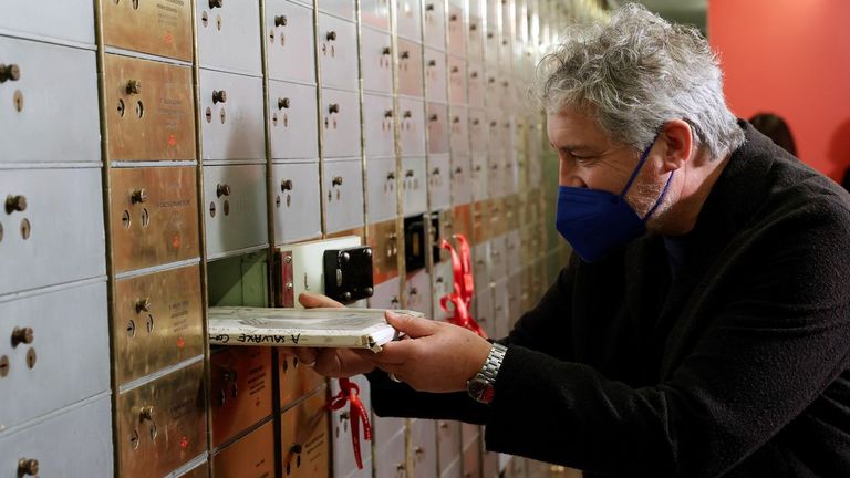Manuel Rivas deposita el original de «En salvaxe compaña» en la Caja de las Letras