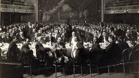 sellier.Banquete de anexin por parte de A Corua del Ayuntamiento de Oza en el desaparecido Teatro Circo Emilia Pardo Bazn. Imagen del estudio Sellier tomada en 1912