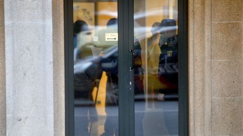 Inspectores y policas, dentro de la que antes eran las oficinas de Vidal Armadores en Ribeira.