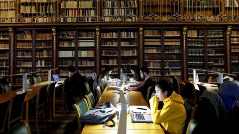 Estudiantes en la biblioteca de Xeografa e Historia, en Santiago
