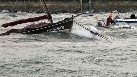 Los marineros intentan poner a salvo sus embarcaciones en el puerto de O Xufre 