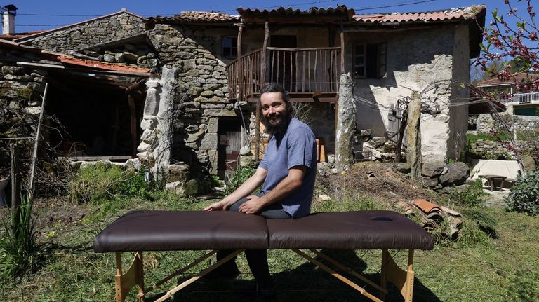 Rehabilita tres casas en una aldea de Allariz mientras consulta a domicilio como quiromasajista por toda la provincia