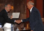 El director del colegio, Andr�s Otero, recogi� el galard�n este viernes 