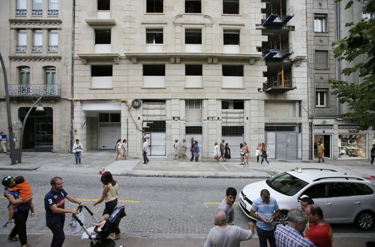El paso por la acera del parque de San Lázaro se ha liberado tras la retirada del andamio. 