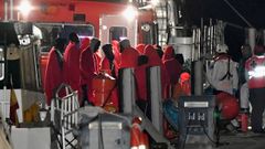 Rescate en Almeri de medio centenar de inmigrantes que viajaban en una patera 