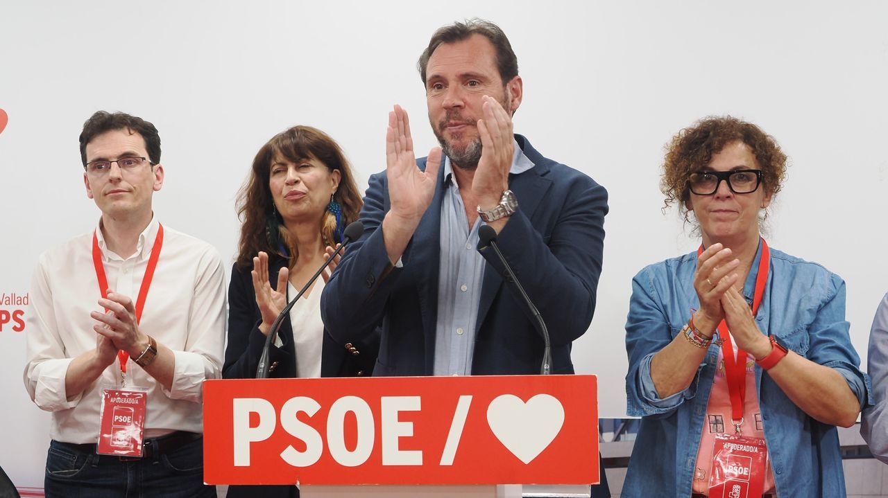 El candidato socialista a la alcalda de Valladolid, scar Puente, durante su comparecencia hoy domingo en la capital pucelana tras conocer el resultado de las elecciones.