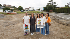 De izquierda a derecha, el alcalde de Siero, ngel Garca; la edil de Juventud, Eva Iglesias, y Laura Daz, presidenta de la Asociacin de Jvenes de El Berrn; Alba Gmez y Naira Garca.