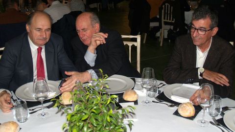 De derecha a izquierda, el alcalde de Sober, su homlogo de Pantn y Jos Luis Iravedra