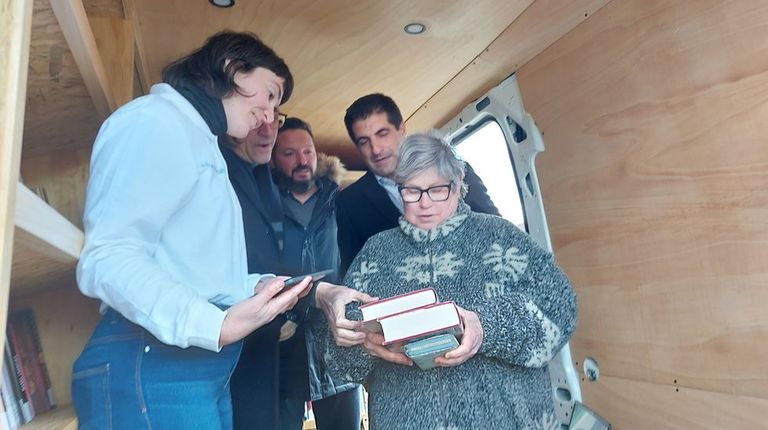 Mari Ángels Martiñenc fue la primera usuaria ourensana de la "furgoteca"