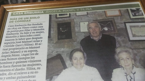 José Manuel Arias (Manel) y Ángela Pérez, actuales dueños del restaurante junto con Tilina, madre de Manel en un artículo de prensa