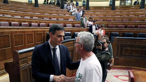Saludo entre Pedro Snchez y Diego Caamero, diputado de Podemos. 