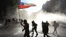 El viernes se produjeron choques entre los antidisturbios y los manifestantes que salieron a las calles de Santiago de Chile, desafiando el silencio electoral previo al plebiscito