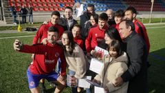 Jugadores y cuerpo técnico se sacaron una foto con algunos usuarios de Down Ourense