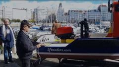 Botadura en el Náutico de A Coruña del remolcador más pequeño de Europa