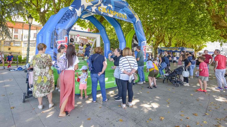 Pontevedra y Marín celebran el fin de curso con masivas fiestas urbanas