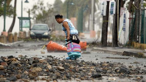 Una mujer arrastr una maleta por las calles de Fajardo tras el paso del huracn Irma (Puerto Rico).