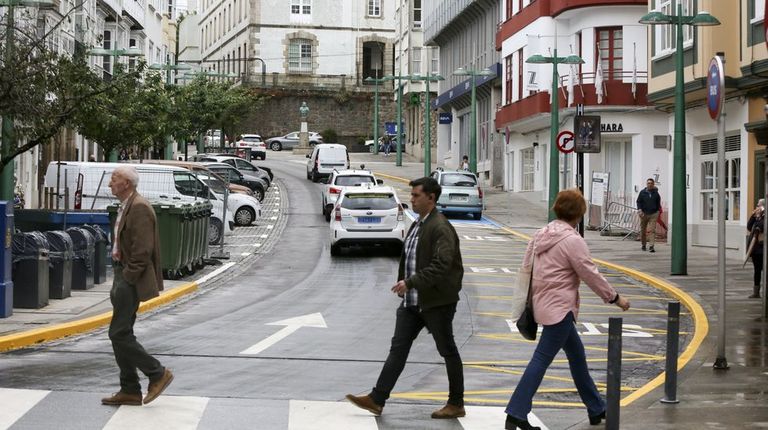 Peatones cruzando ayer por el paso de cebra del Callao, una vez restablecido el tráfico.