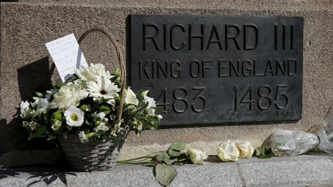 Flores a los pies de la estatua de Ricardo III en el jardn de la catedral de Leicester
