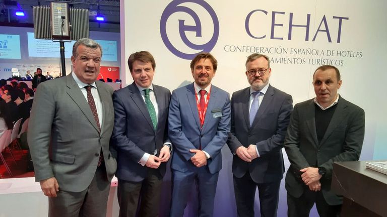 José Luis Ávalrez Almedia, Alfredo García Quintana y Fernando Corral, con los responsables de CEHAT.