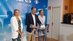 Carlos Iturgaiz, junto a los tambin dirigentes del PP, Raquel Gonzlez y Eduardo Andrade en una rueda de prensa el pasado mes