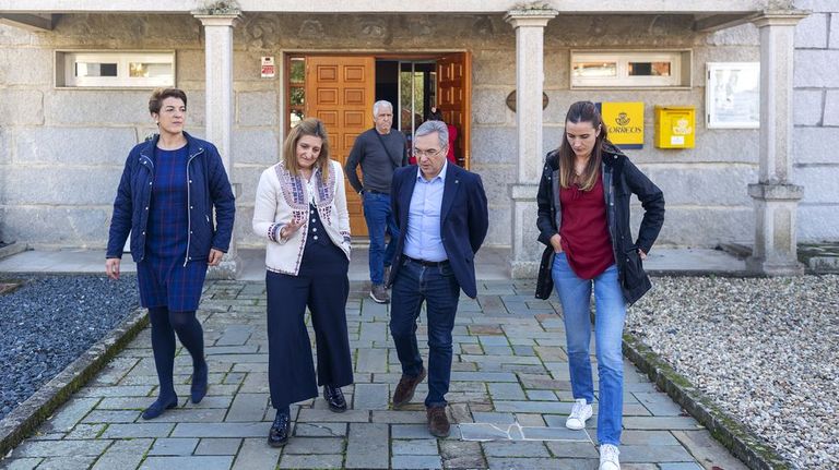 Luis Menor visitó Vilardevós con la alcaldesa y varios miembros del gobierno local.