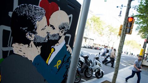 Una pintada de Pep Guardiola y Jos Mourinho besndose, en las inmediaciones de la plaza de Catalua, en Barcelona