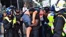 Un manifestante traslada a otro que resultó herido en las protestas en Londres