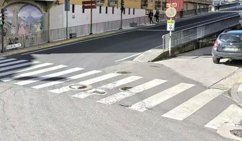 El atropello tuvo lugar en el paso de peatones que hay en el cruce de la calle Manuel Quiroga con la avenida del Bierzo en O Barco