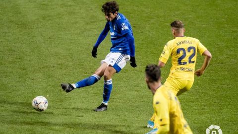 Sangalli golpea un baln durante el Oviedo-Alcorcn