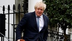El ex primer ministro britnico Boris Johnson sale de su casa en Londres.