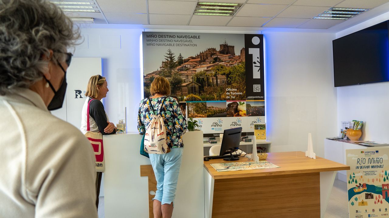 Fotos: as estaba la casa rectoral de Diomondi y as es ahora comoalbergue.El equipo de Banyen Thai est formado por Marta Gonzlez, Yoneida Espinoza, Mara Lomba, Diana Blanco, Cristal Ricoy y Cristina Surez Acevedo, en el centro de la imagen, vestida totalmente de negro. En Banyen Thai Spa Urbano se recibe a los clientes con el clsico saludo de bienvenida tailands. 