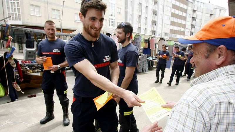 Pilar Rojo entrega el premio a los alumnos del Rosal�a.