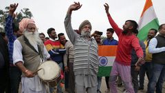 Un grupo de hombres espera la liberacin del piloto indio capturado por Pakistn