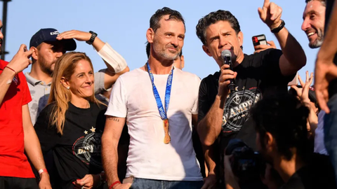 Laura Kalb Irarragorri, Diego Cocca y Alejandro Irarragorri en la celebracin del segundo ttulo de Atlas con el argentino