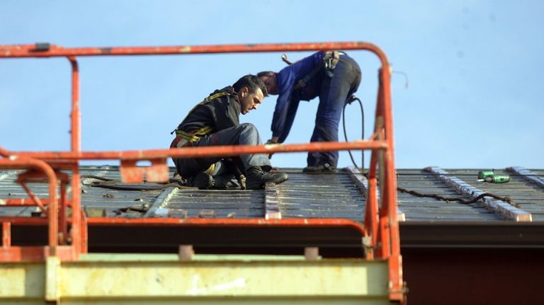Los administradores de fincas alertan de un «colapso» en las reparaciones en las comunidades gallegas por falta de profesionales: hasta dos años de espera