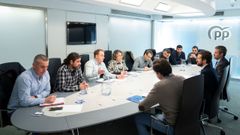 Imagen de archivo de una reunin en Madrid a finales del 2019 del presidente del PP, Pablo Casado, con representantes del comit de empresa de Alcoa San Cibrao