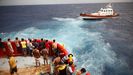 Migrantes a bordo de un barco de Open Arms con destino Lampedusa.