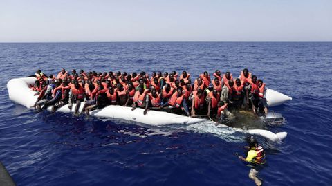 Barcaza de inmigrantes interceptada en el Mediterrneo